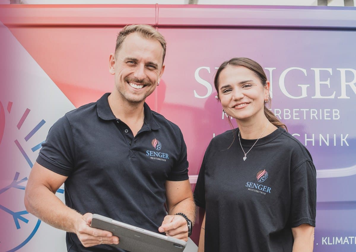 Daniel Senger und eine Kollegin von Senger Haustechnik vor dem Firmenfahrzeug
